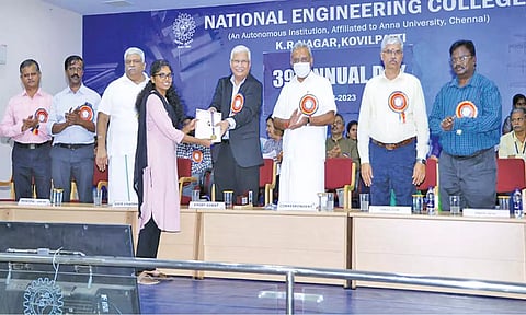 கல்லூரியில் 2022-23-ம் கல்வியாண்டின் சிறந்த மாணவிக்கான விருதினை தகவல் தொழில்நுட்பத் துறை மாணவி சுகபிரியா சிறப்பு விருந்தினரிடம் இருந்து பெற்றுக்கொண்ட காட்சி.