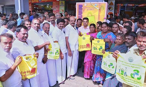 திருப்பூர் மத்திய பேருந்து நிலையத்தில் மலிவு விலையில் மஞ்சப்பை வழங்கும் தானியங்கி இயந்திரத்தை துவக்கி வைத்தபோது எடுத்தபடம்.&nbsp;
