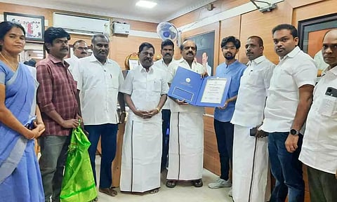 திருப்பூர் வடக்கு மாவட்ட திமுக செயலாளரும், தெற்கு தொகுதி எம்எல்ஏவுமான செல்வராஜை சந்தித்து வாழ்த்து பெற்ற காட்சி.