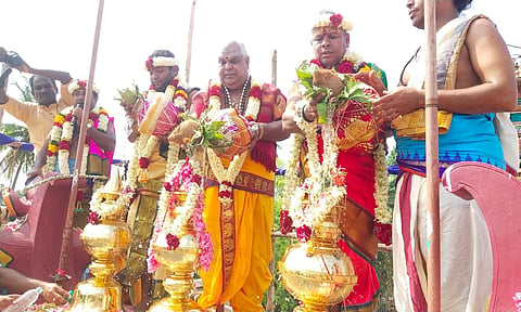 கோபுர கலசத்திற்கு சிவாச்சாரியார்கள் புனித நீர் ஊற்றி வழிபாடு நடத்தினர்.