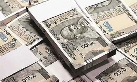 நாங்குநேரி அருகே காரில் சென்ற நகை வியாபாரியை தாக்கி ரூ.1.50 கோடி கொள்ளை