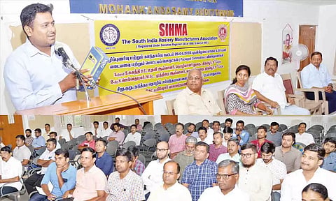 &nbsp;கூட்டத்தில் முத்திரை ஆய்வாளர் செல்வக்குமார் பேசிய போது எடுத்த படம்.