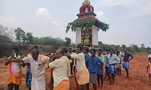 மேலிருப்பு முத்தாலம்மன் கோவில் செடல் திருவிழா கொடியேற்றத்துடன் தொடங்கியதை அடுத்து சாமி வீதியுலா நடந்த போது எடுத்தபடம்.