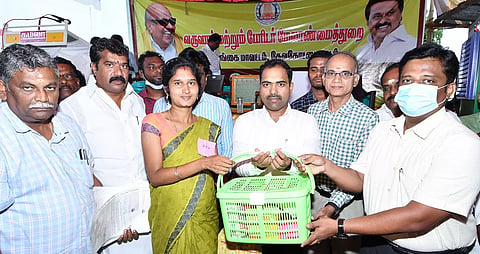 திருவேகம்பத்தூர் கிராமத்தில் நடந்த மக்கள் தொடர்பு முகாமில் கலெக்டர் மதுசூதன் ரெட்டி கர்ப்பிணி பெண்களுக்கு மருத்துவ பெட்டகத்தை வழங்கினார்.&nbsp;