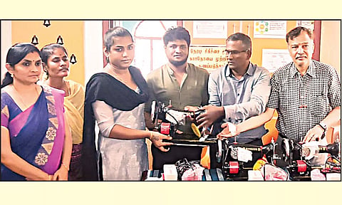 திருநங்கைகளுக்கு தையல் எந்திரம் வழங்கப்பட்ட போது எடுத்த படம்