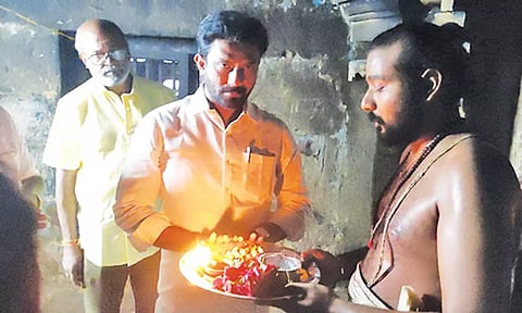 சீர்காழியில் சாமி தரிசனம் செய்த  எம்.பி. ரவீந்திரநாத்குமார்.