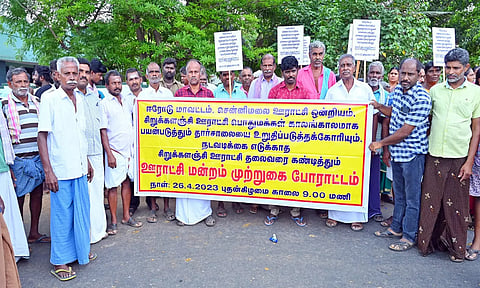 சிறுக்கழஞ்சி ஊராட்சி மன்ற அலுவலகத்தினை முற்றிகையிட்டு போராட்டத்தில் ஈடுபட்ட பொதுமக்கள்.