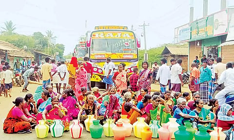 சாலை மறியலில் ஈடுப்பட்டுள்ள பொது மக்கள்.