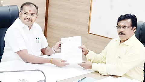விசாரணை குழு தலைவர்   உயர்கல்வி துறை கூடுதல் செயலாளர் பழனிசாமியை சேலம் மேற்கு தொகுதி எம்.எல்.ஏ. அருள் நேரில் சந்தித்து விளக்கம் அளித்தார்.&nbsp;&nbsp;
