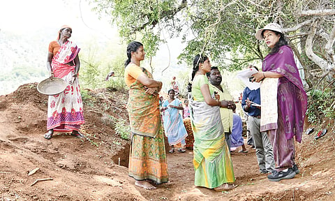 ஜி.கல்லுப்பட்டி ஊராட்சி பகுதியில் நீர்உறிஞ்சு குழிகள் அமைக்கும் பணியினை கலெக்டர் ஷஜீவனா பார்வையிட்டு ஆய்வு மேற்கொண்டார்.