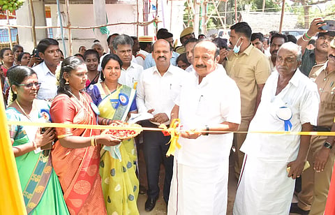 கடலூர் அருகே ஊராட்சி ஒன்றிய தொடக்கப்பள்ளி நூற்றாண்டு விழாவில்&nbsp; அமைச்சர் எம்.ஆர்.கே. பன்னீர்செல்வம் கலந்து கொண்டார் .அருகில் கலெக்டர் பாலசுப்ரமணியம் உள்ளார்.