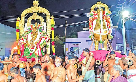 உற்சவர் பொலிந்துநின்ற பிரான் கருட வாகனத்திலும், நம்மாழ்வார் அன்ன வாகனத்திலும் எழுந்தருளி மாடவீதிகளில் உலா வந்த காட்சி.