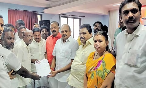 ஆலோசனை கூட்டத்தில் மாவட்டச் செயலாளர் தச்சை கணேசராஜா விண்ணப்பபடிவங்களை வழங்கியபோது எடுத்த படம்.