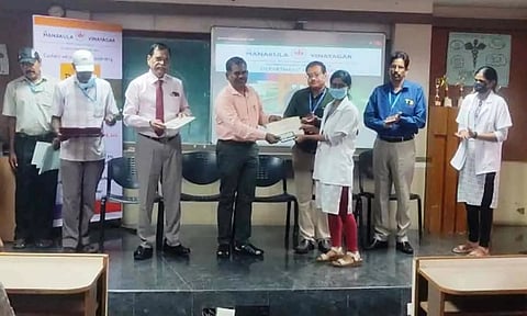 புதுவை பல்கலைக் கழக நூலகர் விஜயகுமார்  வெற்றி பெற்ற மாணவர்களுக்கு பரிசுத் தொகை மற்றும் சான்றிதழ்களை வழங்கினார்.