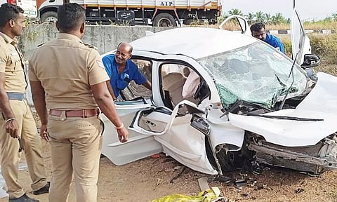 விபத்தில் சிக்கிய கார் நொறுங்கி கிடப்பதை காணலாம். 