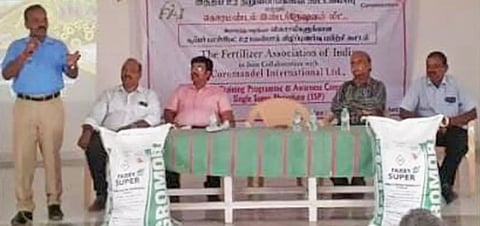 விவசாயிகள் கருத்தங்கில் கொரமண்டல் உரநிறுவனத்தின் உதவி பொதுமேலாளர் சிவசங்கரன் பேசினார்.