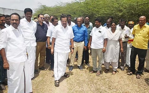 விழுப்புரம் நகராட்சிக்குட்பட்ட  மின்வாரிய காலனியில்   கழிவுநீர் சுத்திகரிப்பு நிலையம் அமைப்பதற்கான இடம் குறித்து அமைச்சர் பார்வையிட்டு ஆய்வு செய்தார். அருகில் கலெக்டர் பழனி, எம்.எல்.ஏக்கள் பகழேந்தி,  டாக்டர் லட்சுமணன்,   விழுப்புரம் நகர்மன்ற தலைவர் தமிழ்ச்செல்வி பிரபு உள்ளனர்.