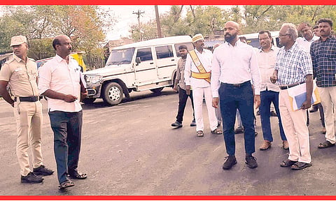 நெடுஞ்சாலைத்துறையின் மூலம் நடைபெற்று வரும் சாலைப்பணிகள் தொடர்பாக கலெக்டர் ஜானிடாம் வர்கீஸ், அதிகாரிகளுடன் நேரடியாக ஆய்வு செய்தார்.&nbsp;