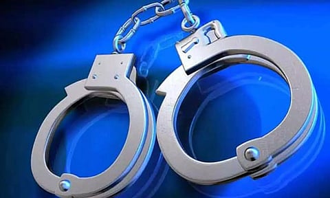 செல்போன் கடையில் திருடிய வாலிபர் கைது