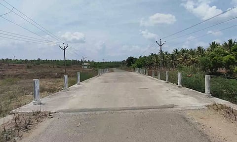 பாலத்தின் இரண்டு பக்கத்தில் தடுப்பு சுவர் கட்டப்படாமல் இருப்பதை படத்தில் காணலாம்.&nbsp;