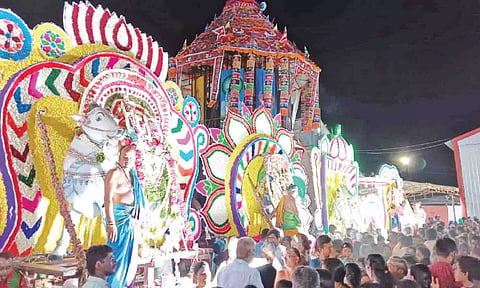 அவினாசி கோவிலில் பஞ்சமூர்த்திகள் வீதி உலா நடைபெற்ற காட்சி.&nbsp;