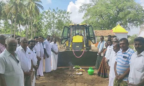 நீர்த்தேக்க தொட்டி அமைக்க பூமி பூஜை நடைபெற்ற காட்சி.&nbsp;
