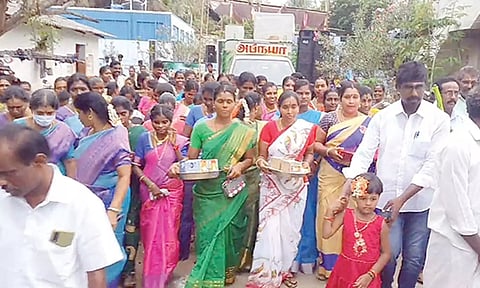 பள்ளிக்கு சீர்வரிசை பொருட்கள் ஊர்வலமாக கொண்டு செல்லப்பட்டது.
