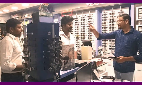 தமிழில் பெயர்ப்பலகை வைக்க வலியுறுத்தி துண்டு பிரசுரம்