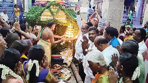 விளாத்திகுளம் மீனாட்சி சுந்தரேஸ்வரர் கோவில் சித்திரை திருவிழாவை முன்னிட்டு 8-ம் நாளான நேற்று யூனியன் அலுவலகம் சார்பில் மண்டகப்படி வழங்கப்பட்டது.