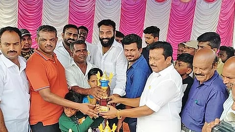வெற்றி பெற்ற வண்டிகளின் உரிமையாளர்களுக்கு பரிசு கோப்பை வழங்கப்பட்ட போது எடுத்த படம்.&nbsp; &nbsp;