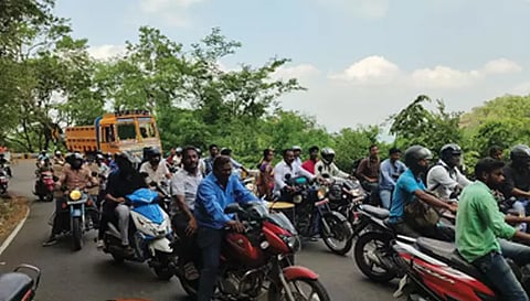 மலைபாதையில் போக்குவரத்து நெரிசல் ஏற்பட்டுள்ள காட்சி.&nbsp;&nbsp;