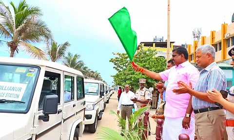 புதுவை காவல் துறைக்கு வாங்கப்பட்டுள்ள வாகனத்தை அமைச்சர் நமச்சிவாயம் கொடியசைத்து தொடங்கி வைத்த போது எடுத்த படம்.