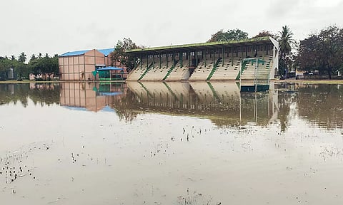 கடலூர் மஞ்சகுப்பம் அண்ணா விளையாட்டு மைதானத்தில் தேங்கி நின்ற மழை நீரை படத்தில் காணலாம்