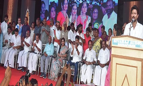 நிகழ்ச்சியில் அமைச்சர் உதயநிதி ஸ்டாலின் பேசிய போது எடுத்த படம். அருகில் பொன்முடி, செஞ்சி மஸ்தான், மதி வேந்தன், கலெக்டர் பழனி, பொன். கவுதம சிகாமணி எம்.பி., எம்.எல்.ஏ.க்கள் புகழேந்தி, லட்சுமணன் உள்ளனர்.