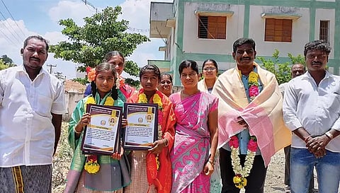 சாதனை பைடத்த மாணவ-மாணவிகள்.&nbsp;