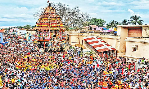 தேரோட்டத்தில் கலந்து கொண்ட பக்தர்களை படத்தில் காணலாம்.