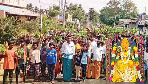 ஆனங்கூர் மாரியம்மன் கோவில் திருவிழாவை முன்னிட்டு பக்தர்கள் பால்குடம் எடுத்து ஊர்வலமாக வந்த காட்சி.&nbsp;