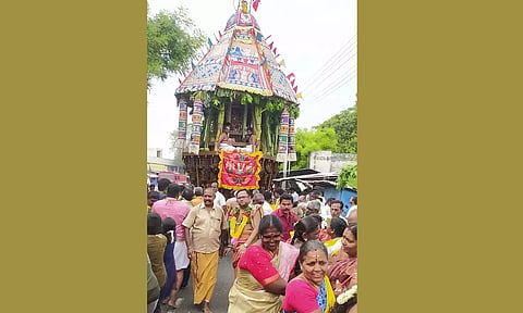பவானி சங்கமேஸ்வரர் கோவிலில் இன்று காலை ஆதிகேசவ பெருமாள் தேரோட்டம் நடந்த போது எடுத்த படம்.