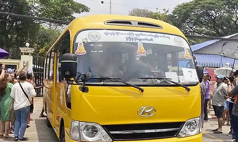 விடுதலை செய்யப்பட்டவர்கள் பேருந்தில் புறப்பட்ட காட்சி