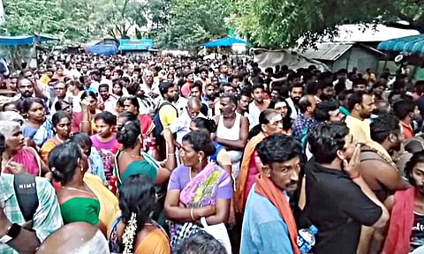 சதுரகிரியில் திரண்ட பக்தர்கள் கூட்டத்தின் ஒரு பகுதி. 