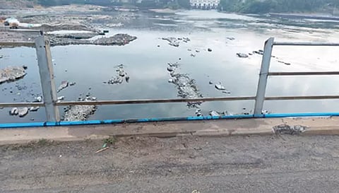 மேட்டூர் காவிரி பாலத்தின் பக்கவாட்டு தடுப்புகளில் கம்பிகள் இல்லாமல் அபாயகரமாக காணப்படுகிறது.