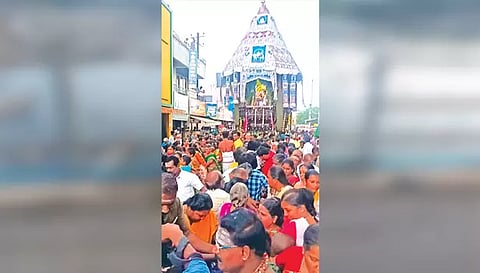 பக்தர்கள் வடம் பிடித்து தேர் இழுத்த காட்சி.&nbsp;