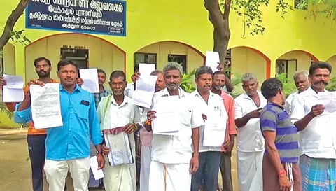 ஆத்தூர் மின்வாரிய அலுவலகத்தை விவசாயிகள் முற்றுகையிட்ட காட்சி.&nbsp;