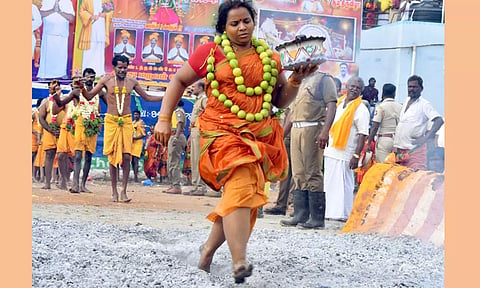 பெண் பக்தர் தீ மிதித்த காட்சி.&nbsp;