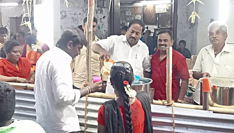 சித்திரை திருவிழாவையொட்டி கள்ளழகரை தரிசிக்க வந்த பக்தர்களுக்கு தல்லாகுளம் பகுதியில் அ.தி.ம.மு.க. பொதுச்செயலாளர் வழக்கறிஞர் பசும்பொன்பாண்டியன் பொதுமக்களுக்கு நீர் மோர் வழங்கினார். அருகில் அவரது மனைவி ஜெயலட்சுமி, தல்லாகுளம் முருகன் உள்ளிட்ட நிர்வாகிகள் உள்ளனர்.