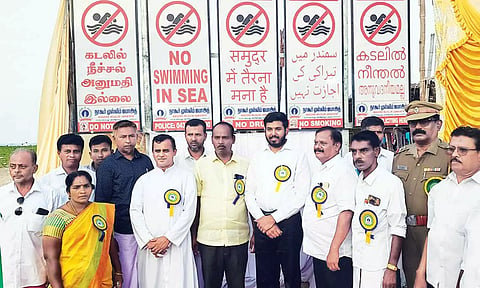 கடற்கரையில் எச்சரிக்கை பலகை அமைக்கப்பட்டு திறக்கப்பட்டது.
