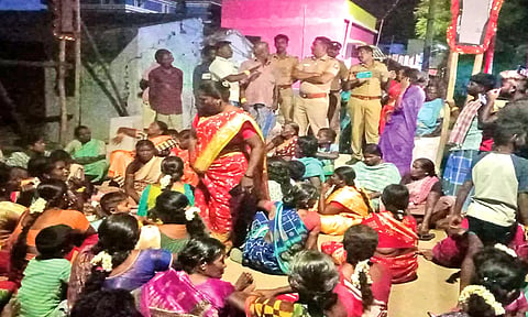 மறியலில் ஈடுபட்ட கிராமமக்களை படத்தில் காணலாம்.