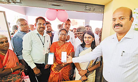 மின்னணு பரிமாற்றம் மூலம் பணமற்ற பரிவர்த்தனை திட்டத்தை காஞ்சிபுரம் மாநகராட்சிக்கு உட்பட்ட ஒரு ரேஷன் கடையில் கூட்டுறவுச் சங்கங்களின் பதிவாளர்,சண்முக சுந்தரம், தொடக்கி வைத்தார்.