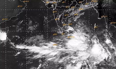 வங்கக் கடலில் குறைந்த காற்றழுத்தம் நாளை உருவாகிறது- திங்கட்கிழமை புயலாக மாறும்