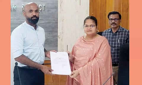 வாக்காளர் பட்டியலை கலெக்டர் ஜானிடாம் வர்கீஸ் வெளியிட, மாவட்ட மகளிர் திட்ட இயக்குநர் அபிதா ஹனீப் பெற்றுக்கொண்டார்.&nbsp;